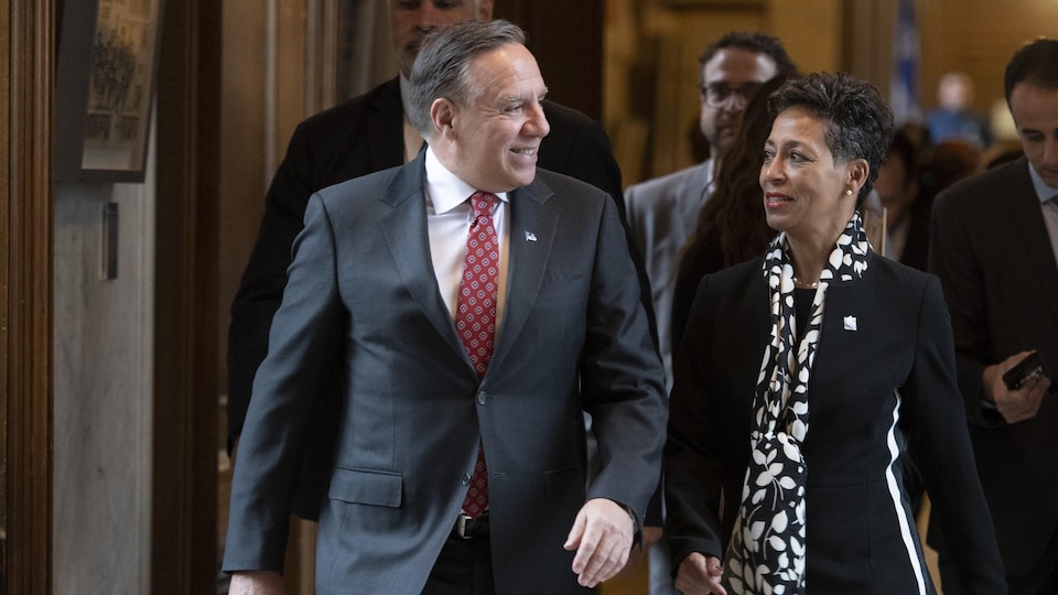 François Legault discute avec Nadine Girault.