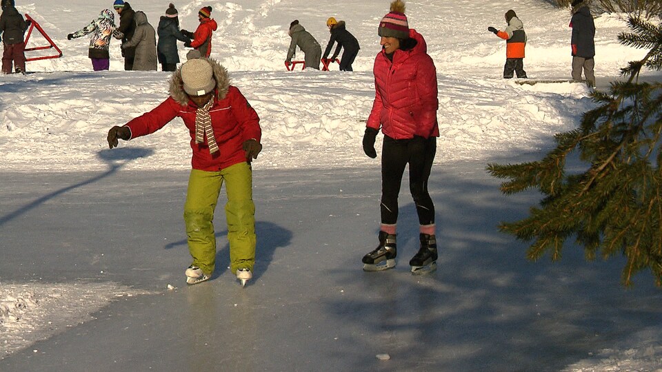 Marie-Jeanne Aiitna Itono apprend à patiner.