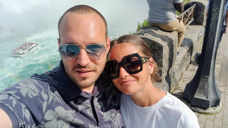 Un homme avec sa femme aux chutes Niagara