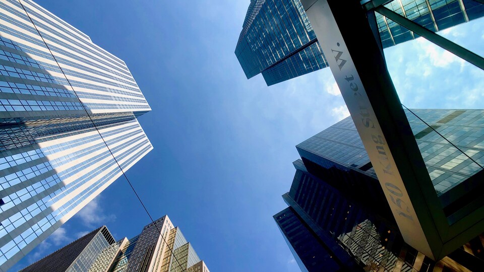 Une vue des tours des grandes banques canadiennes dans le quartier financier à Toronto.