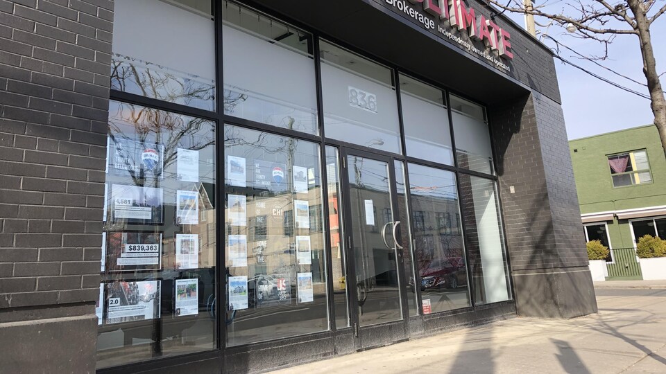 Une maison de courtage Remax Ultimate sur laquelle on peut voir des annonces immobilières.