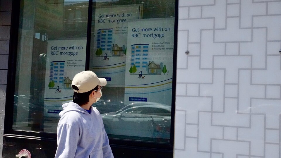 La vitrine d’une succursale bancaire faisant la promotion de produits hypothécaires.