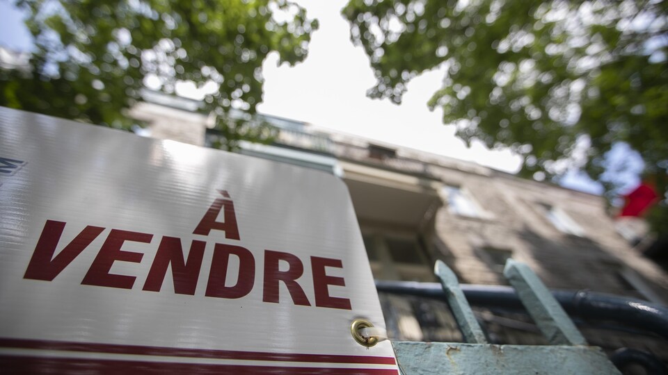 Pancarte d'immeuble à vendre.