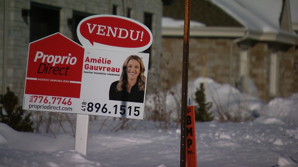 Un panneau d'une courtière immobilière de Rimouski indique que la maison a été vendue.