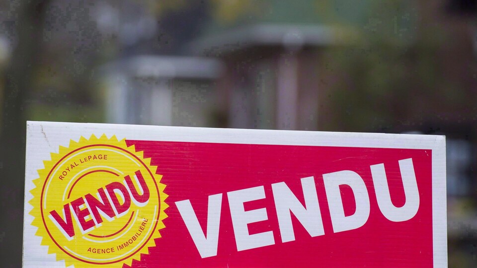 Une pancarte sur laquelle on peut lire : « Vendu ».