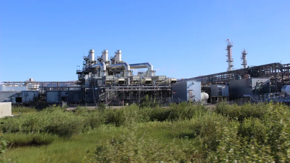 L'usine de L'Impériale et ses gros tuyaux sous un ciel dégagé à Norman Wells aux Territoires du Nord-Ouest.