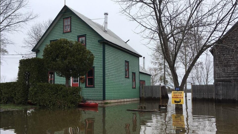 Une maison sur un terrain inondé.