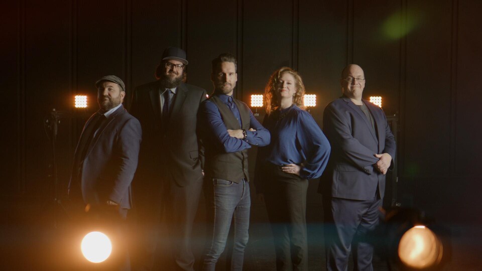 Les cinq comédiens du groupe Improtéine posent sur le plateau de tournage de leur revue de fin d'année 2022.