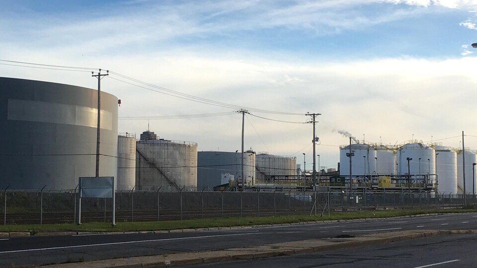 Des citernes de l'entreprise IMTT-Québec au Port de Québec