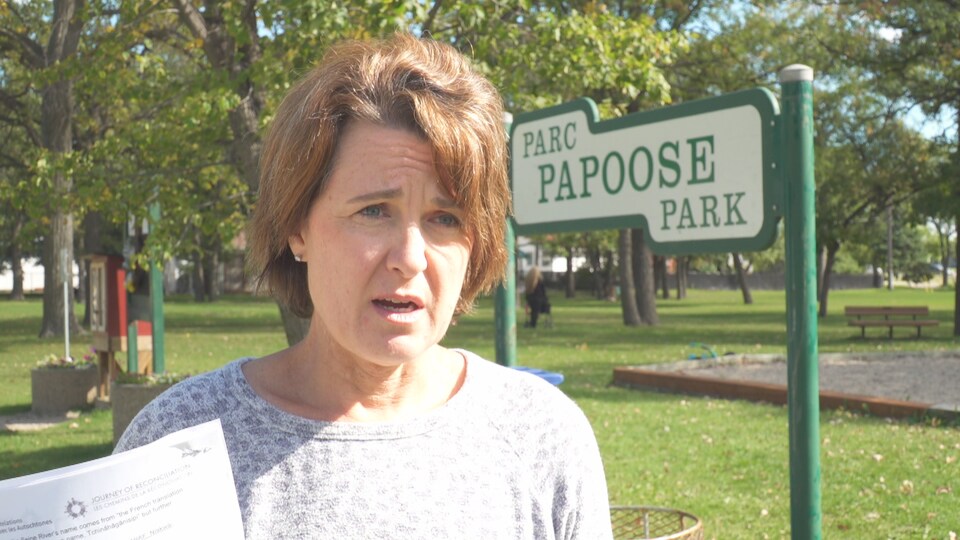 Ina Prokiptchuk est debout au soleil devant la pancarte du parc Papoose.