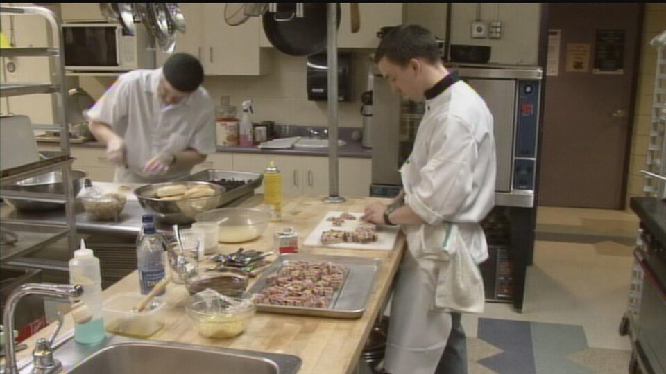 Les cuisines du restaurant du Bistro du carrefour des Plaines de Regina, en Saskatchewan, en mai 2008.