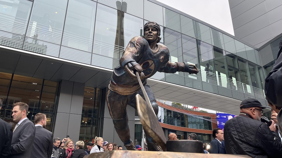 Une sculpture d'un hockeyeur à Winnipeg le 1er octobre 2022.