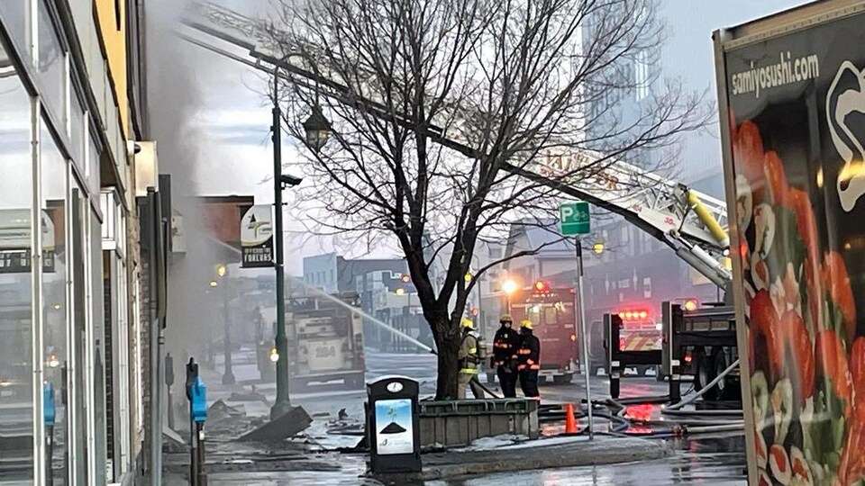 Firefighters are sending water to a building in downtown Val-d'Or.