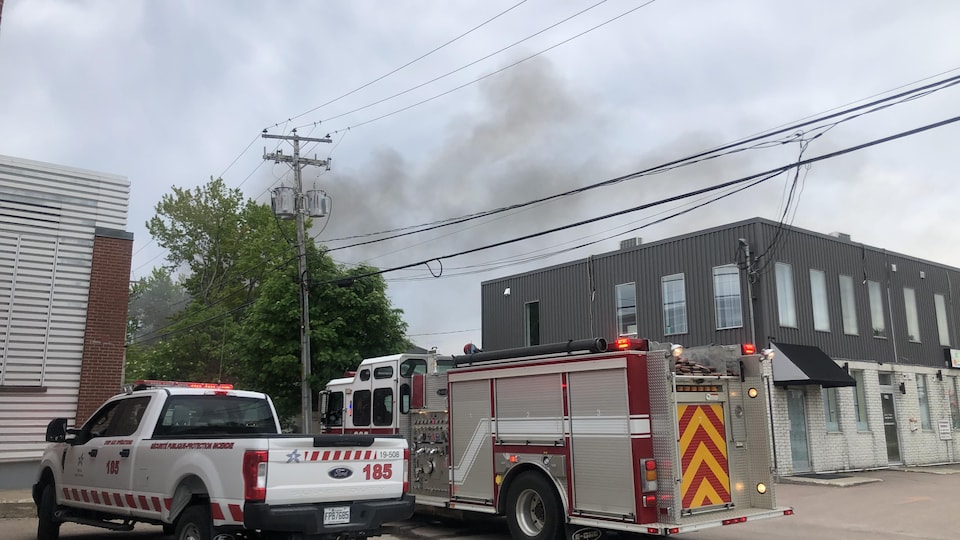 Un véhicule prend en feu à RadioCanada.ca