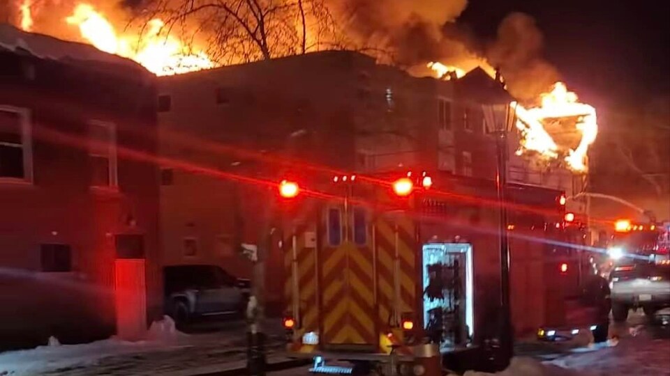 Immeuble en feu.