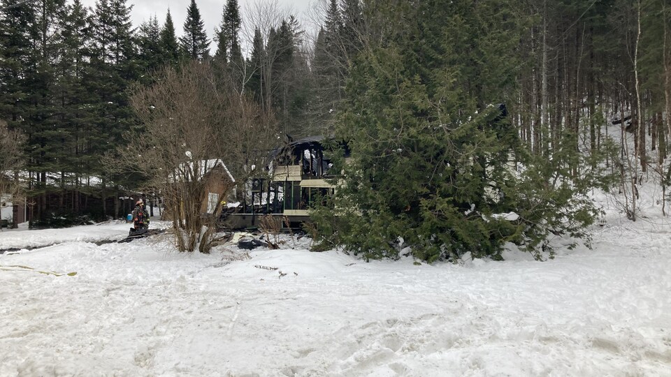 La maison est lourdement endommagée.
