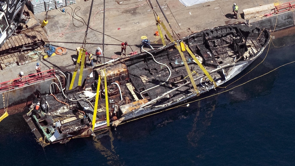 Un bateau, qui a littéralement brûlé, est sorti de l'eau.