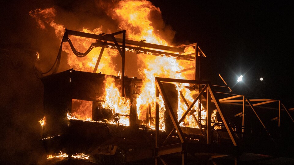 Des flammes dans un convoyeur.