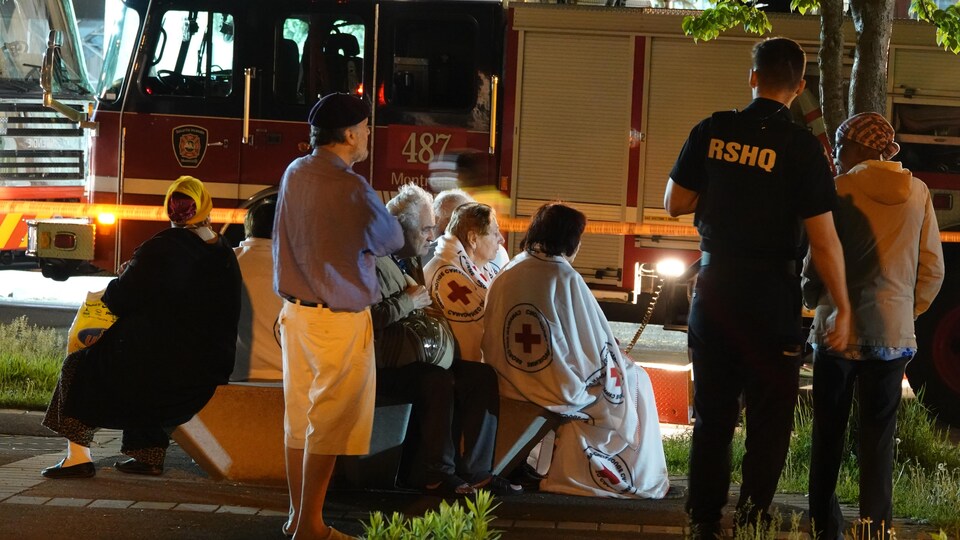 Residents with poor movement outside during the intervention of firefighters in their building