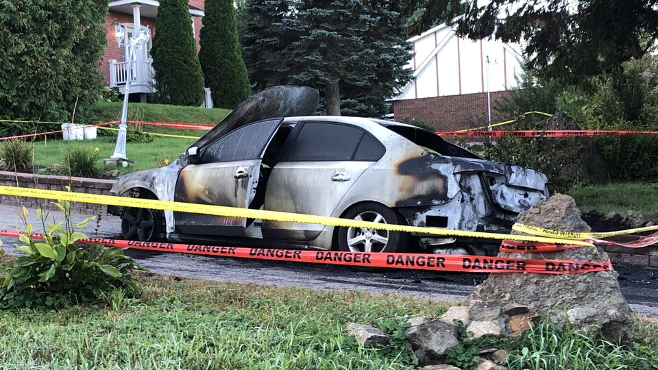 Un véhicule détruit par le feu.