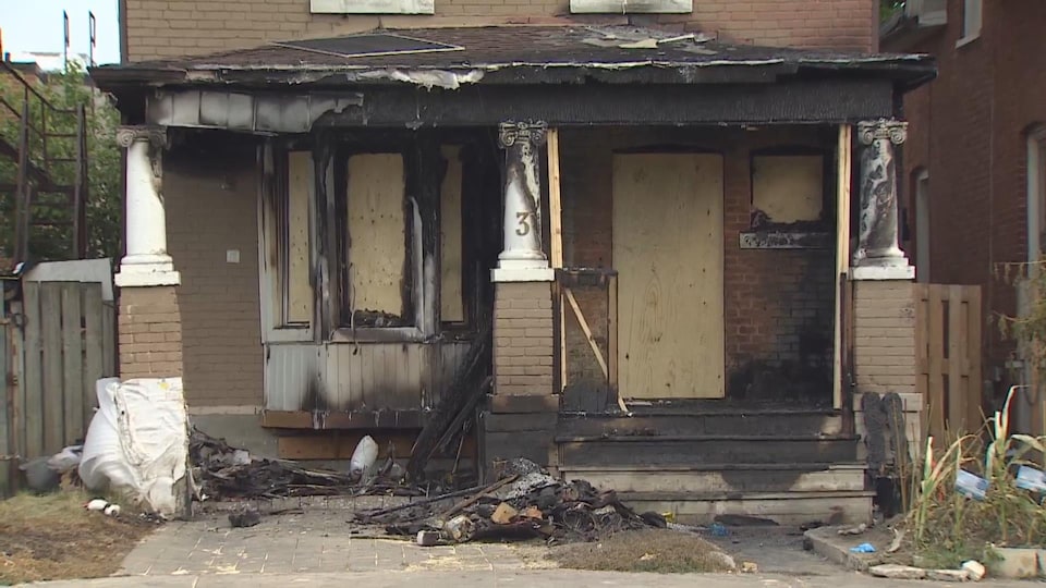 Une maison incendiée.
