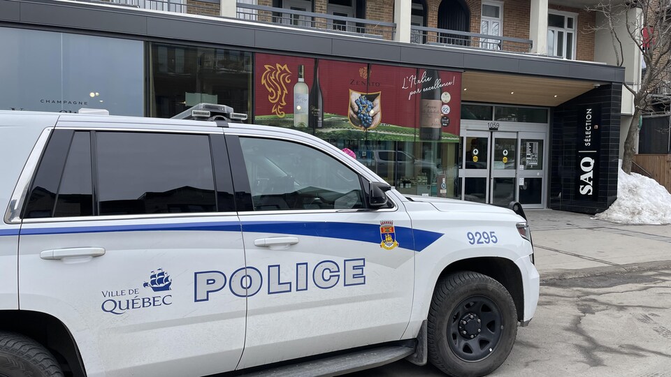 Une autopatrouille devant la SAQ de l'avenue Cartier.