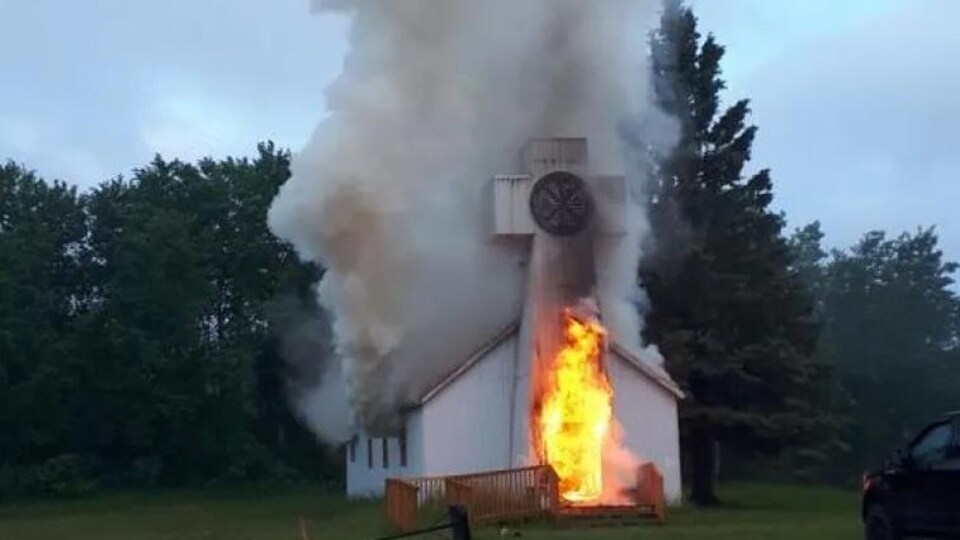 Une église en feu.