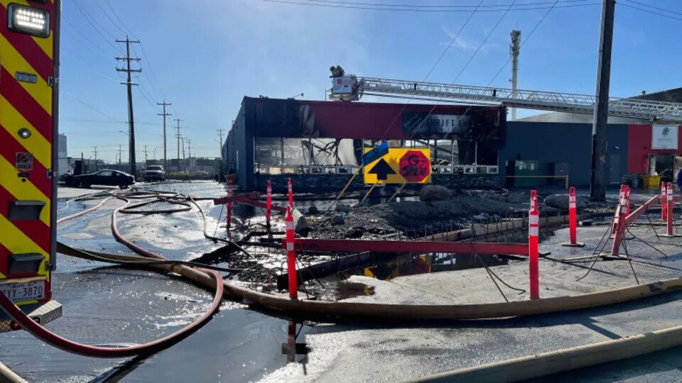 Un bâtiment détruit par les flammes.