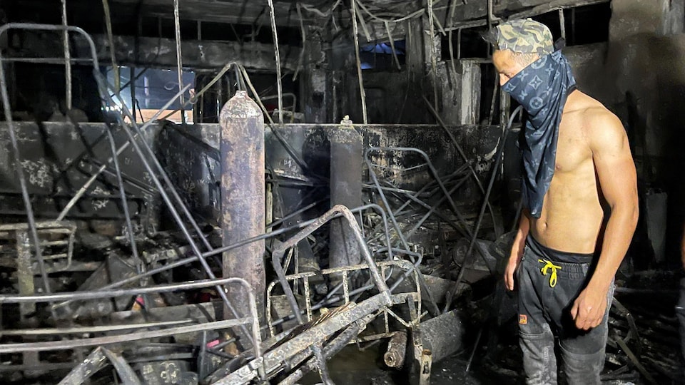 Une personne dans une salle d'hôpital incendié.