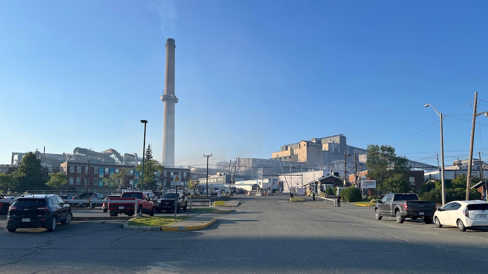 Une colonne de fumée au-dessus d'installations industrielles.