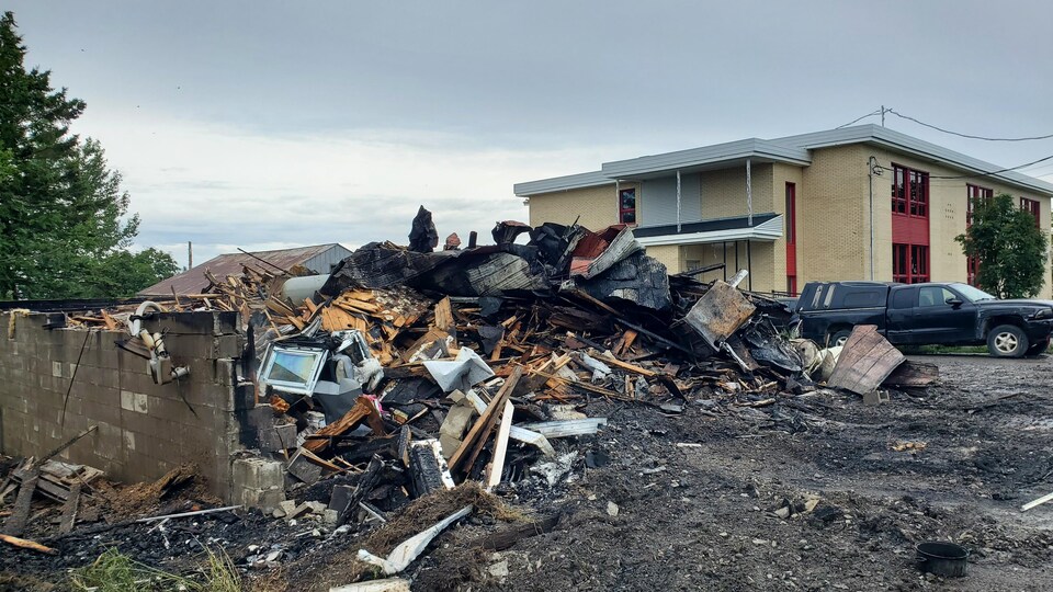 Les restes d'un immeuble au sol après un incendie.