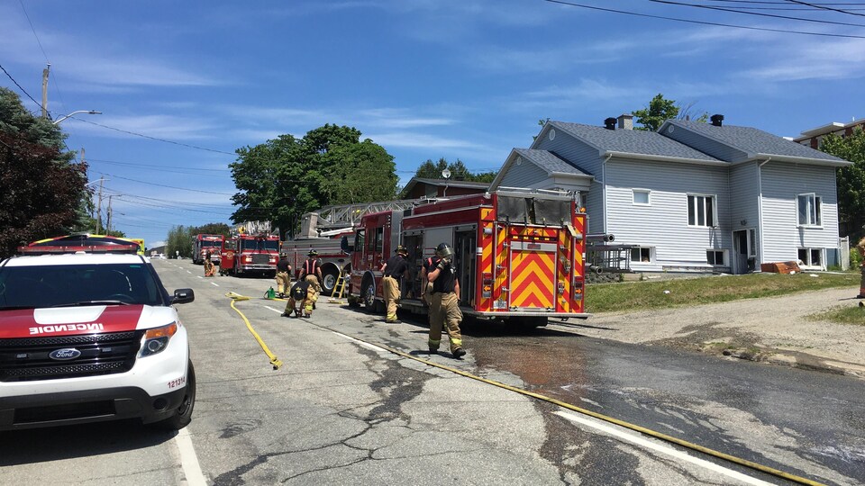 Des pompiers devant une résidence.