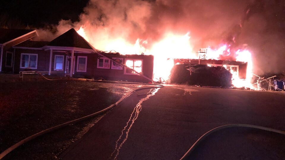 Les flammes ravagent le bâtiment de la garderie Montessori La Casa Tropical, située sur la rue des Améthystes, à Saint-Denis-de-Brompton.