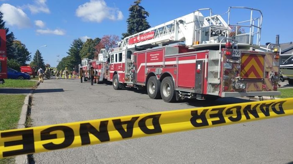 Plusieurs camions de pompiers sur le site d'un incendie.