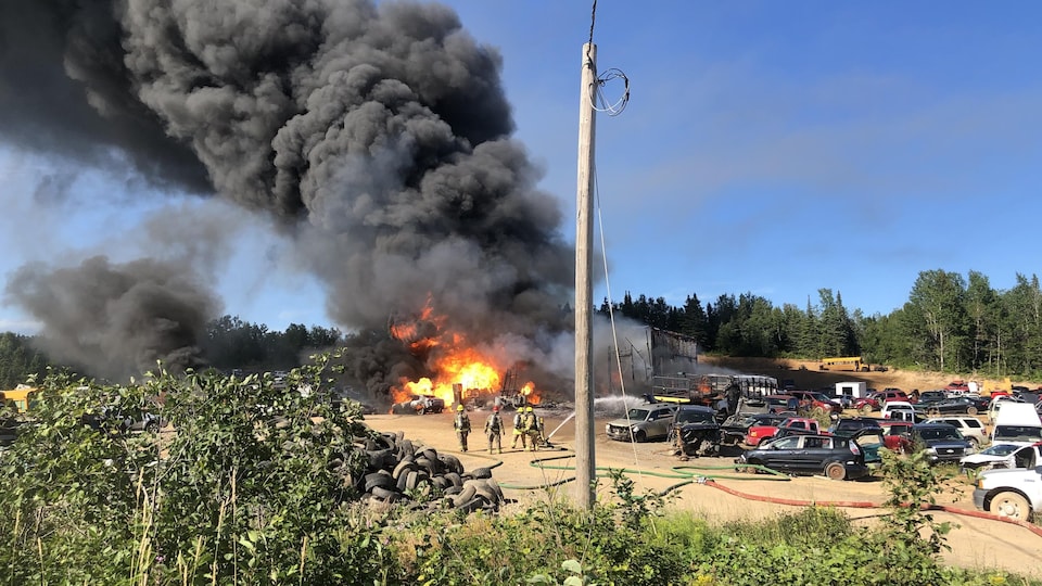 Incendie dans une cour de recyclage automobile à Grande-Rivière.