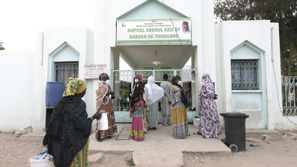 A group of women in front of the hospital.