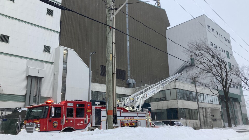Un camion de pompier devant l'incinérateur de Québec.