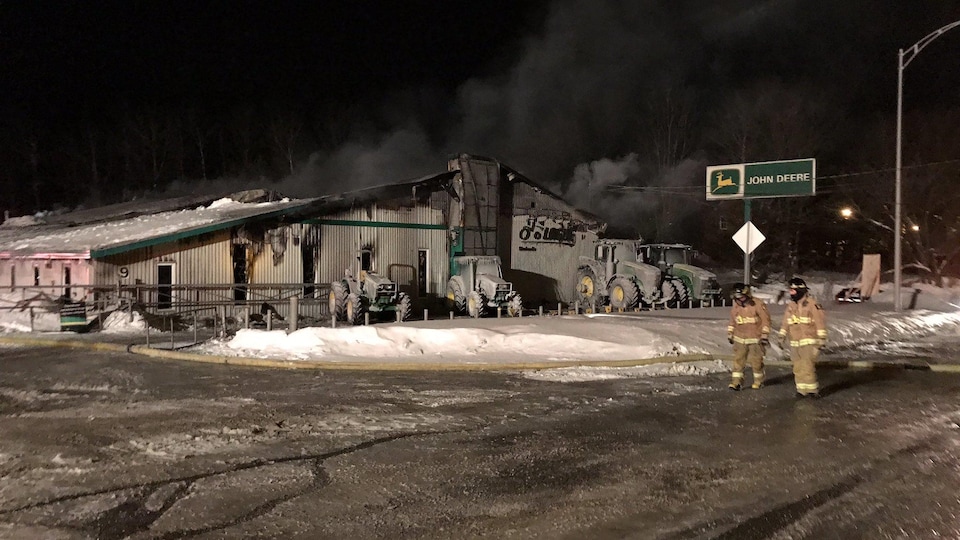 Le bâtiment détruit par les flammes.