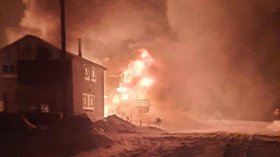 Une maison en feu.