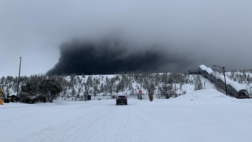 La fumée noire émanant de la fosse de la mine Canadian Malartic.