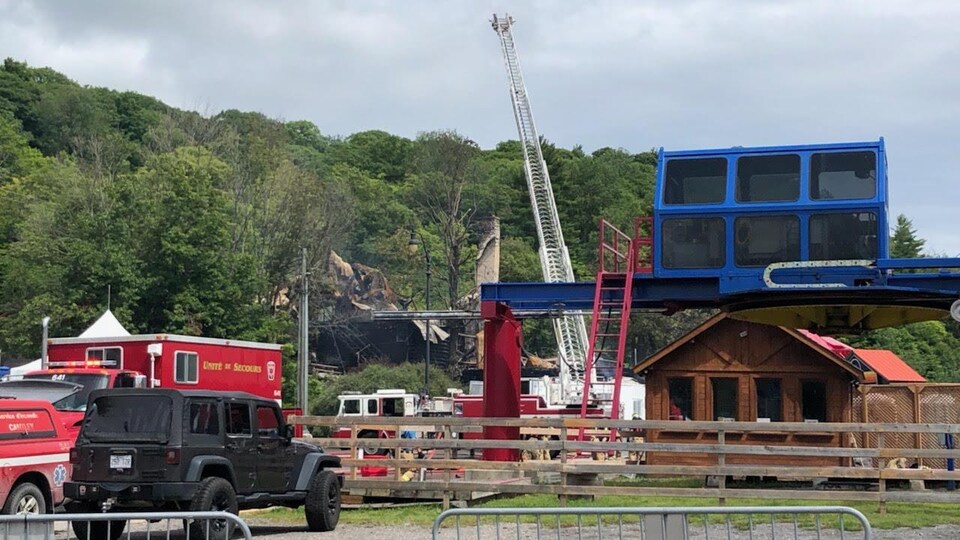 Des pompiers gèrent les dommages laissés par un incendie au centre de ski Mont Cascades, à Cantley.