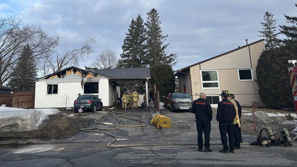 Une maison incendiée.