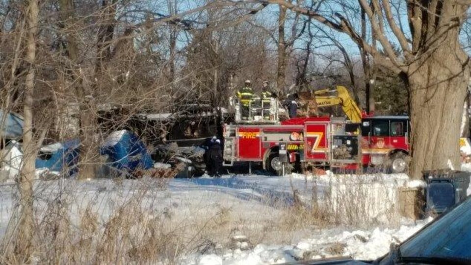 Le camion de pompiers devant les décombres