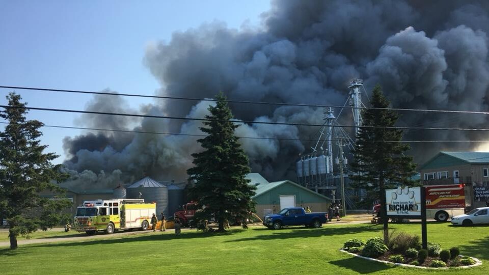 Un incendie fait rage à la Ferme avicole Paul Richard et Fils inc. (les Oeufs Richard).