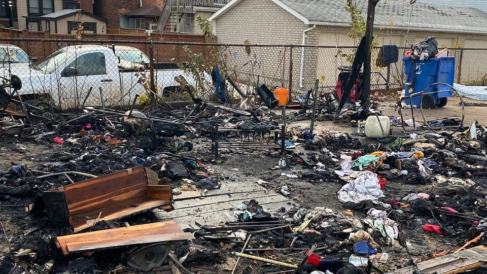 Les restes calcinés d'un incendie.