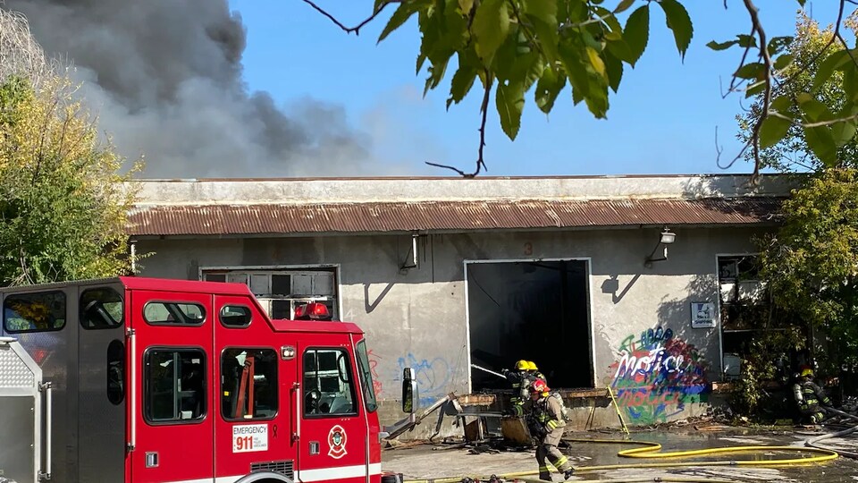 Des pompiers tentent d'éteindre un feu.