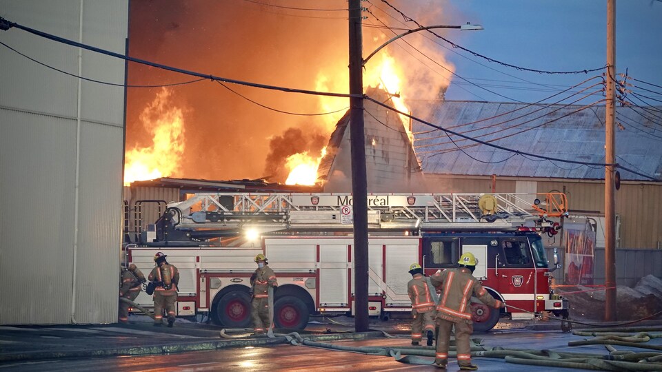 Incendie Dans Un Entrepot De Pointe Aux Trembles Radio Canada Ca