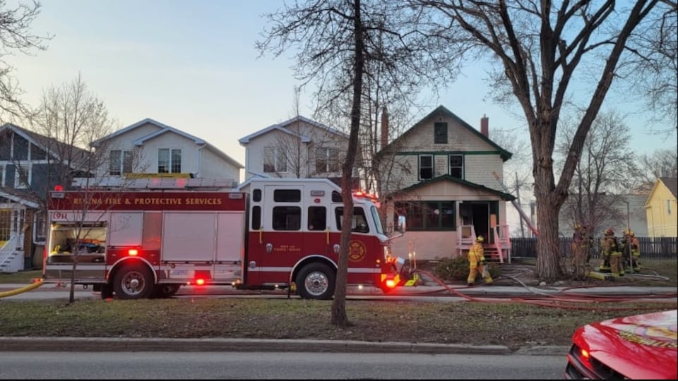 Le service des incendies de Regina déployé sur l'avenue Victoria, à Regina.