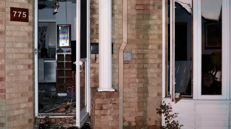 La façade d'une maison qui a pris feu.