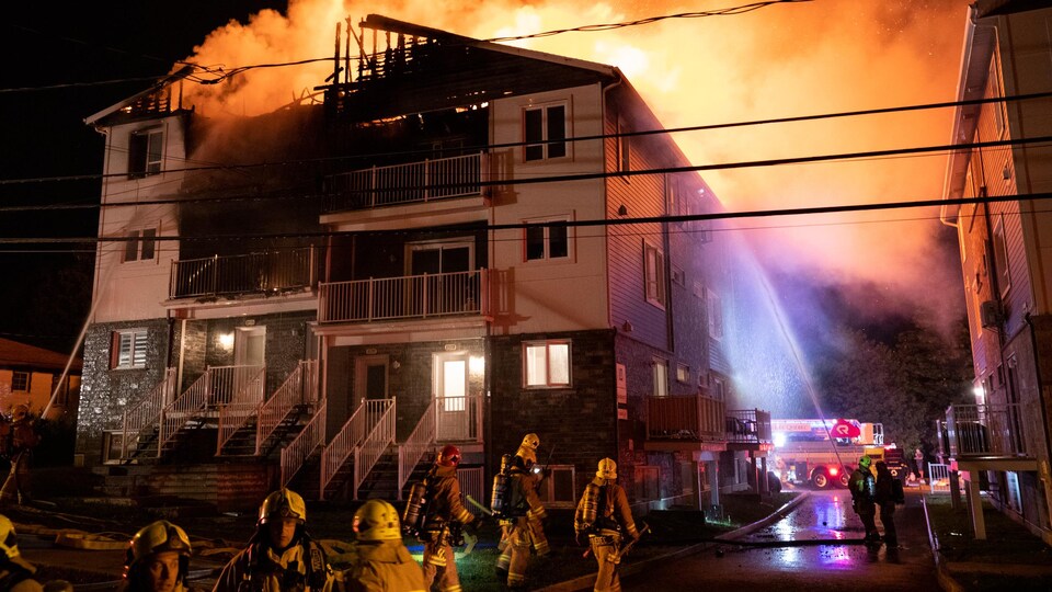 Incendie Majeur Dans Un Immeuble Residentiel De Saint Emile A Quebec Radio Canada Ca